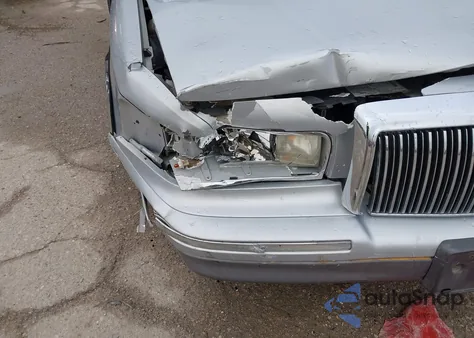 1995 Lincoln Town Car Cartier z USA, uszkodzony, nr VIN 1LNLM83W3SY688849